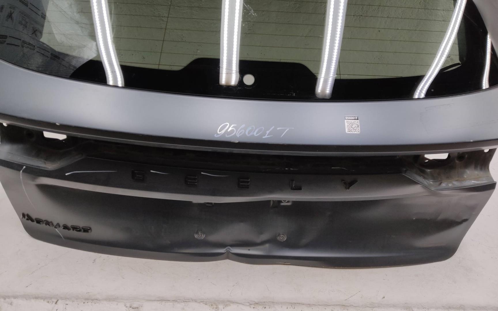 Стекло двери багажника