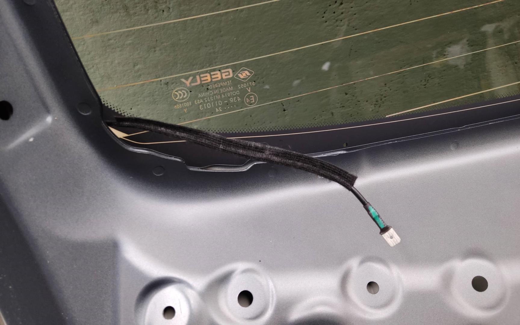 Стекло двери багажника