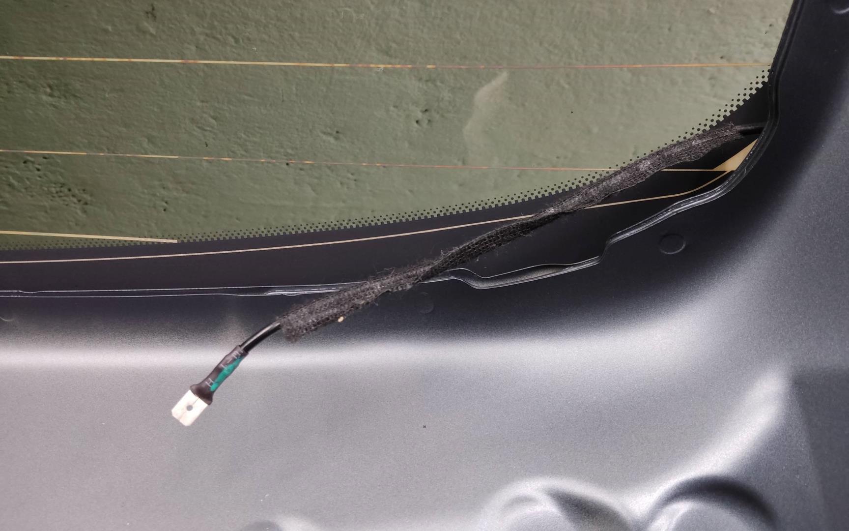 Стекло двери багажника