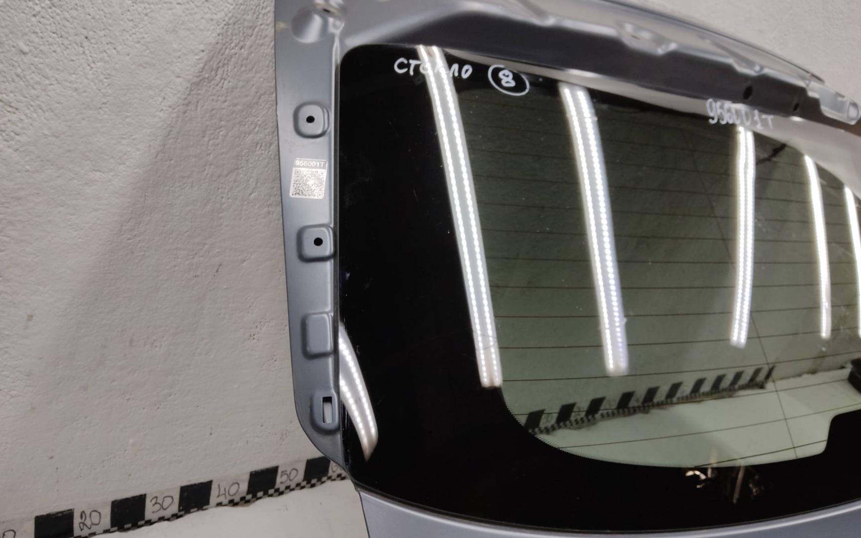 Стекло двери багажника