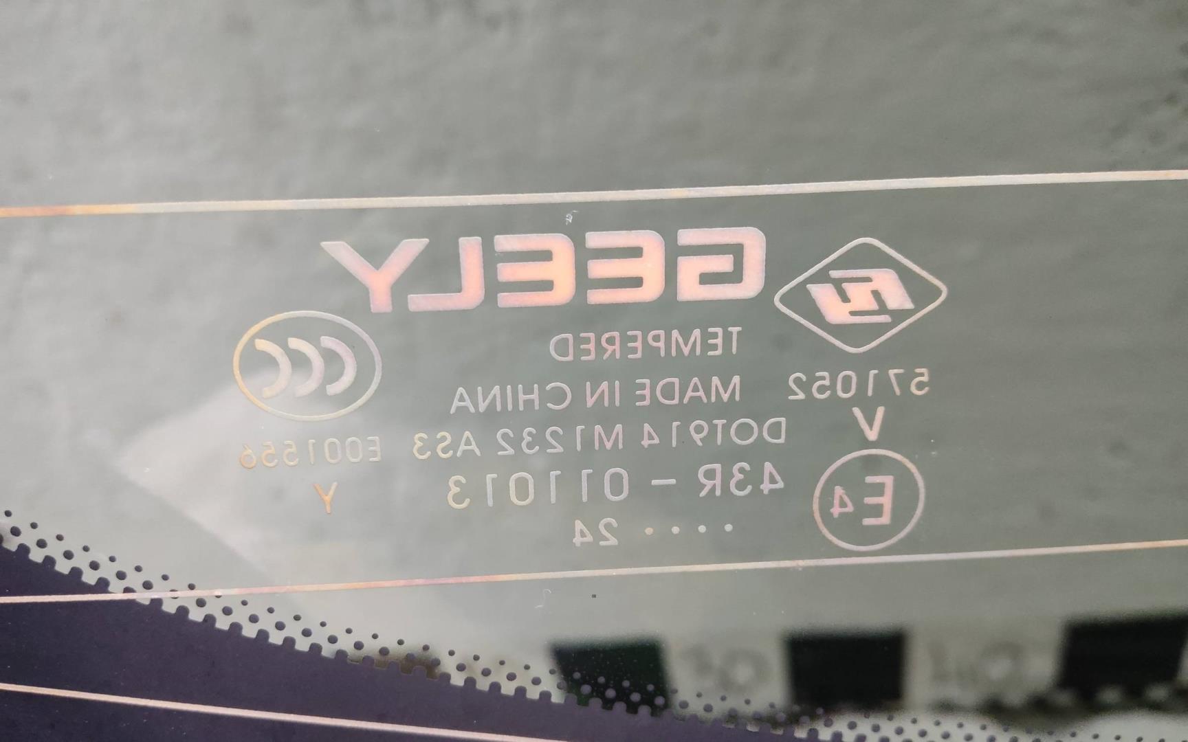 Стекло двери багажника