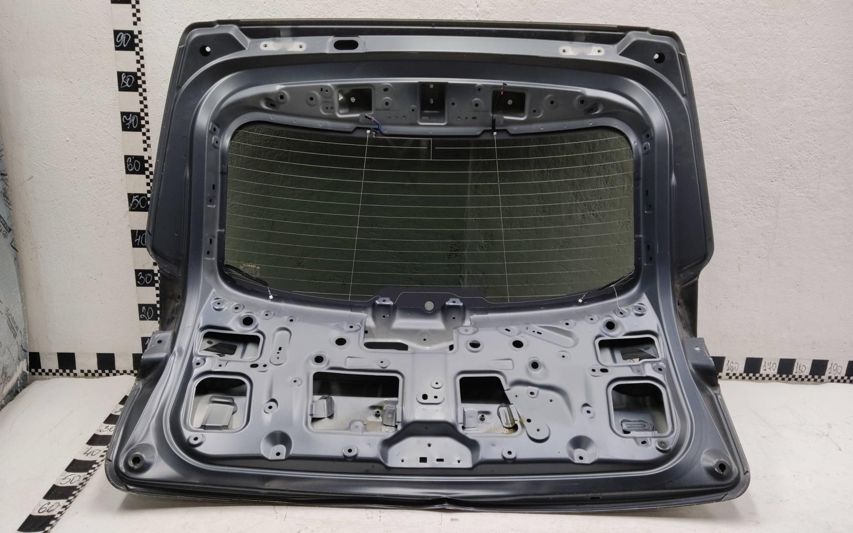 Стекло двери багажника