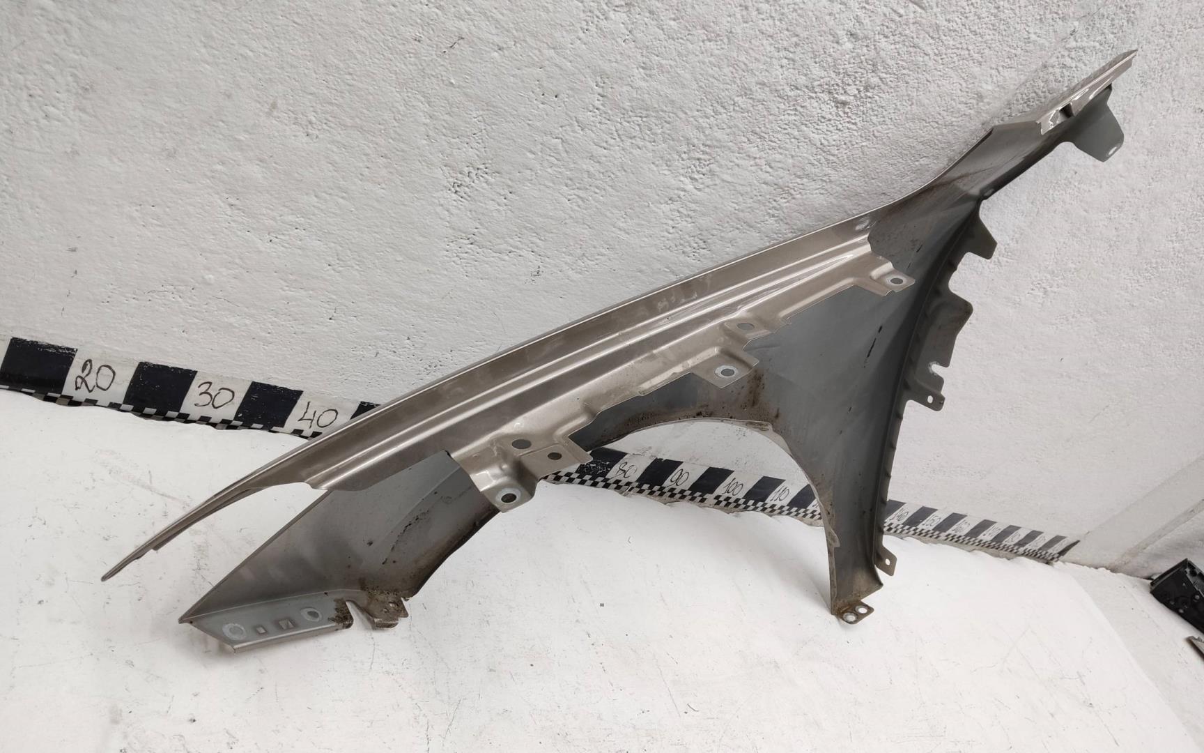 Крыло переднее правое