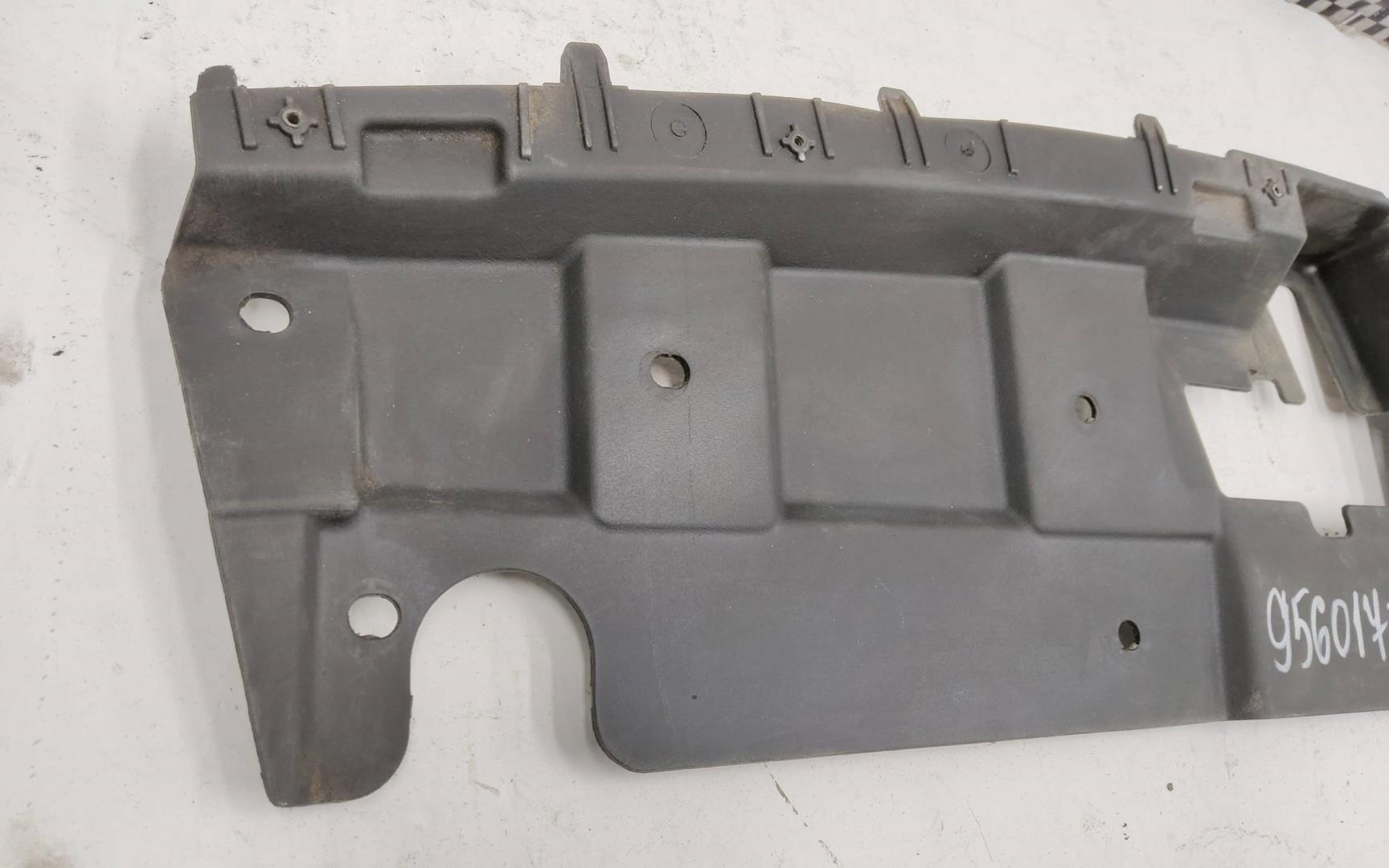 Кожух замка капота