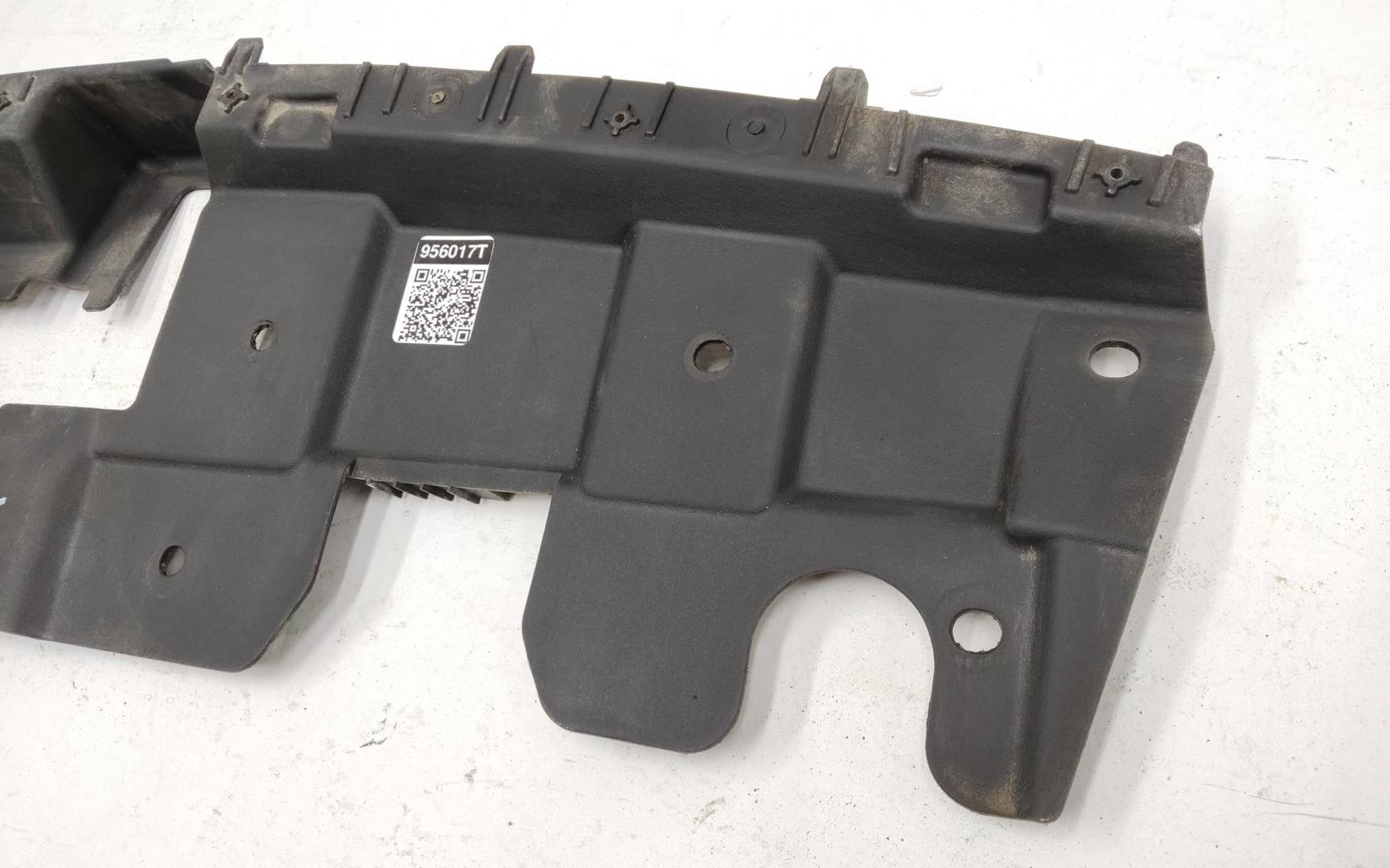 Кожух замка капота