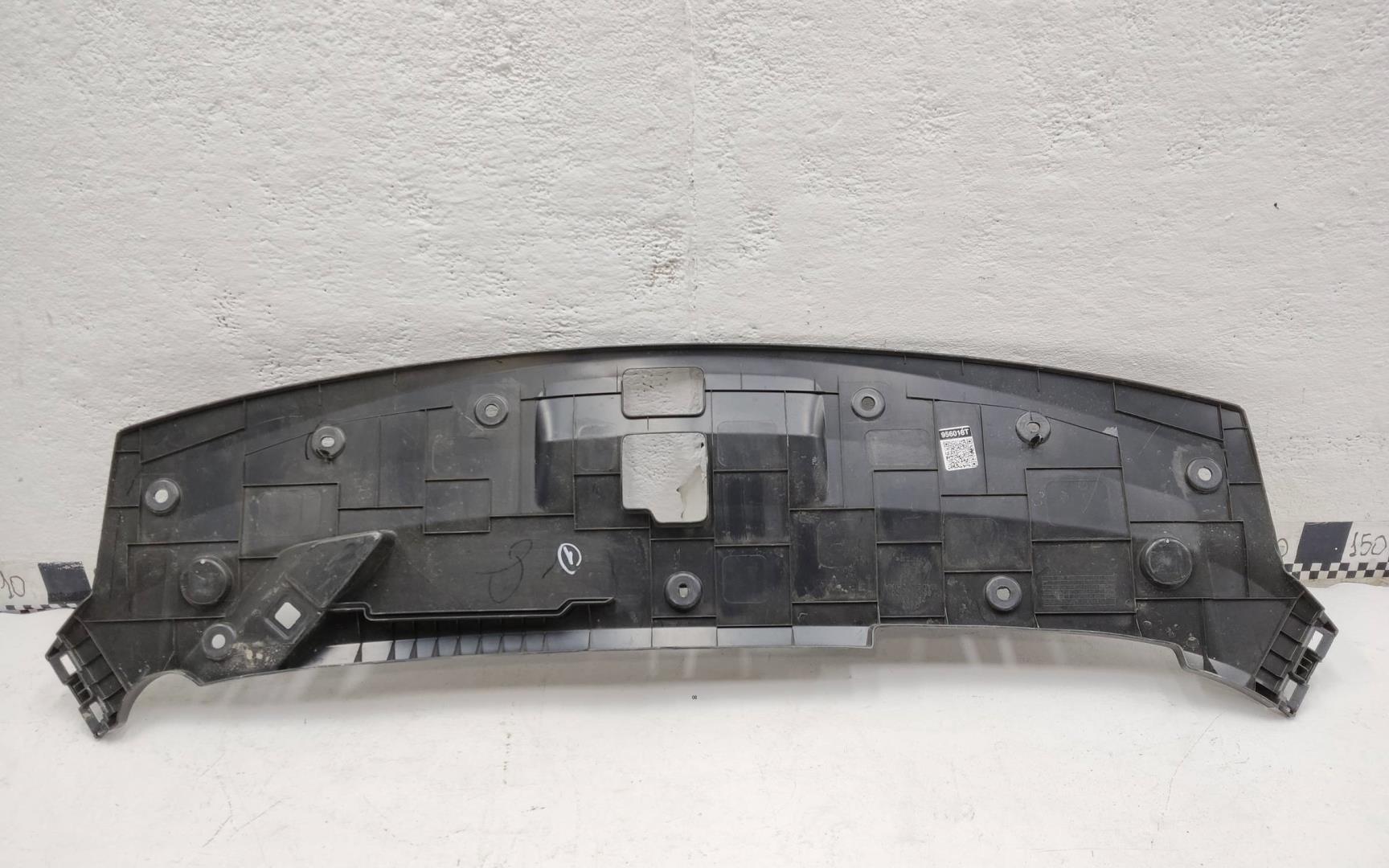 Кожух замка капота