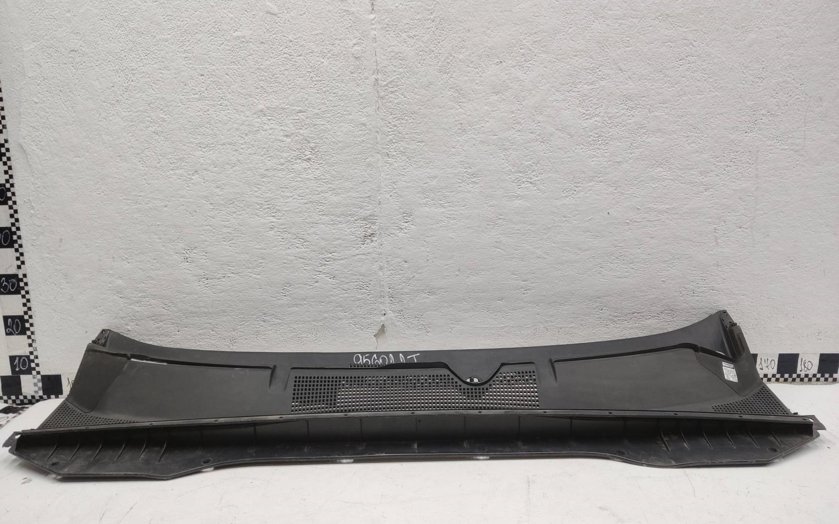 Решетка стеклоочистителей (Жабо)