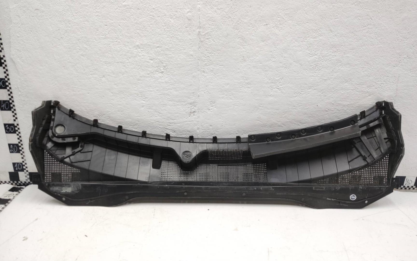 Решетка стеклоочистителей (Жабо)