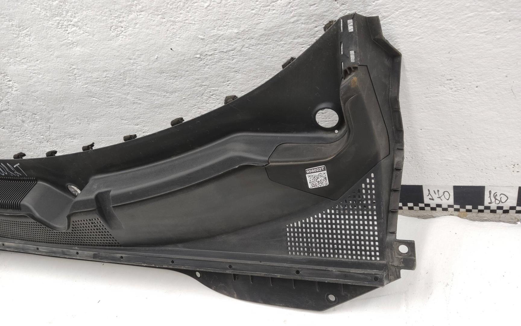 Решетка стеклоочистителей (Жабо)