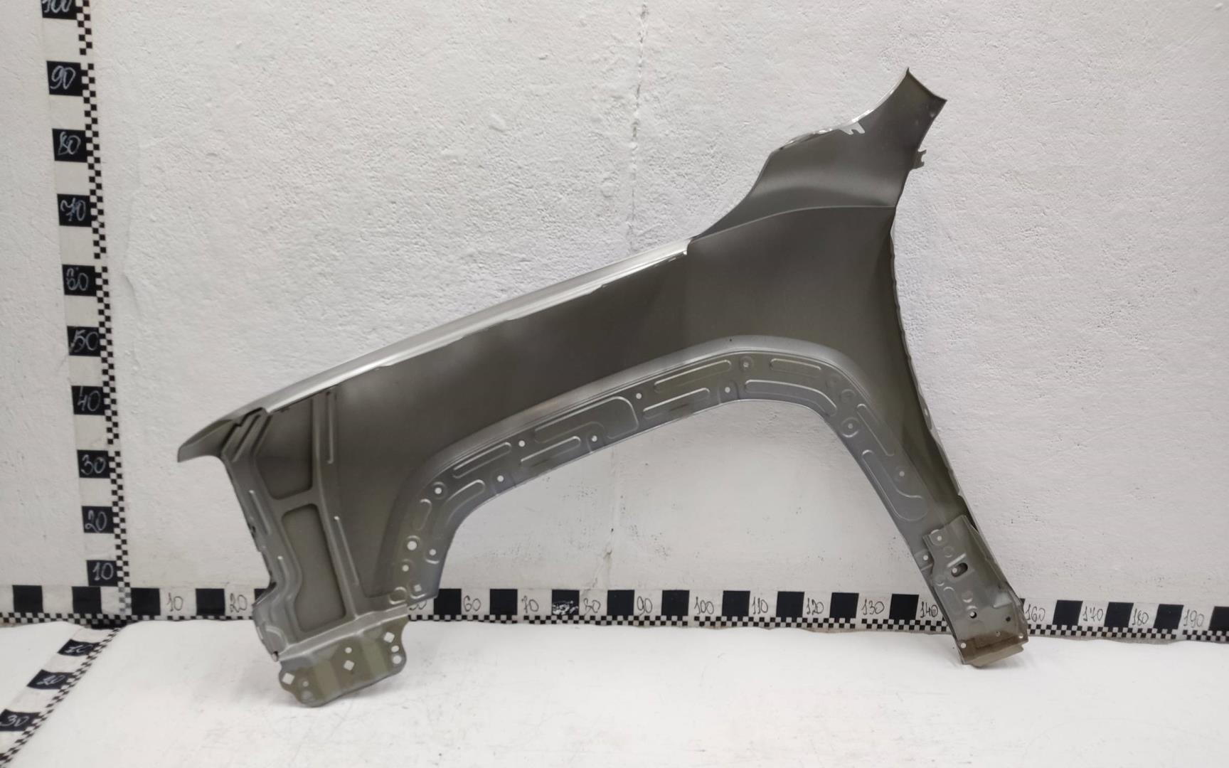 Крыло переднее правое