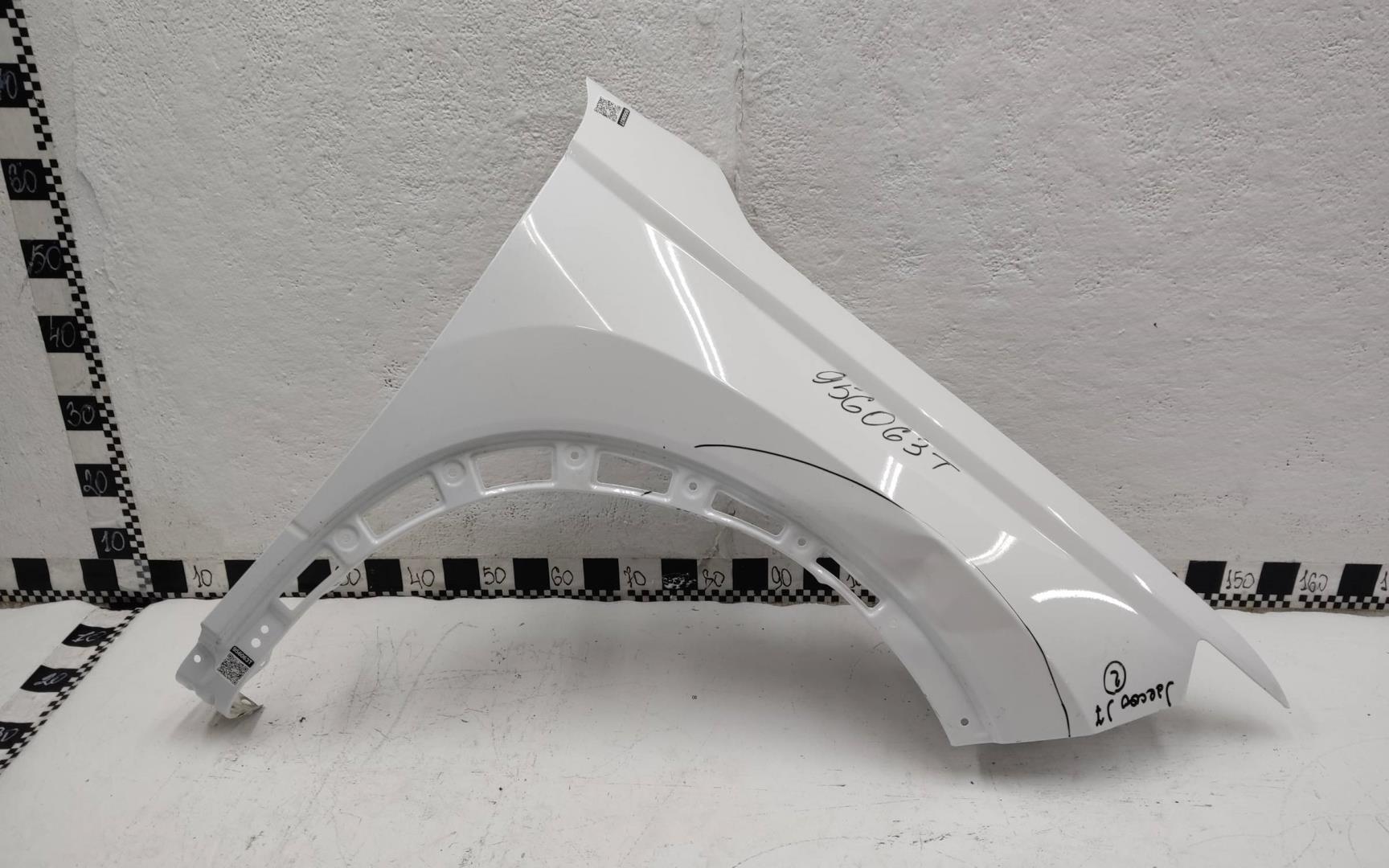Крыло переднее правое