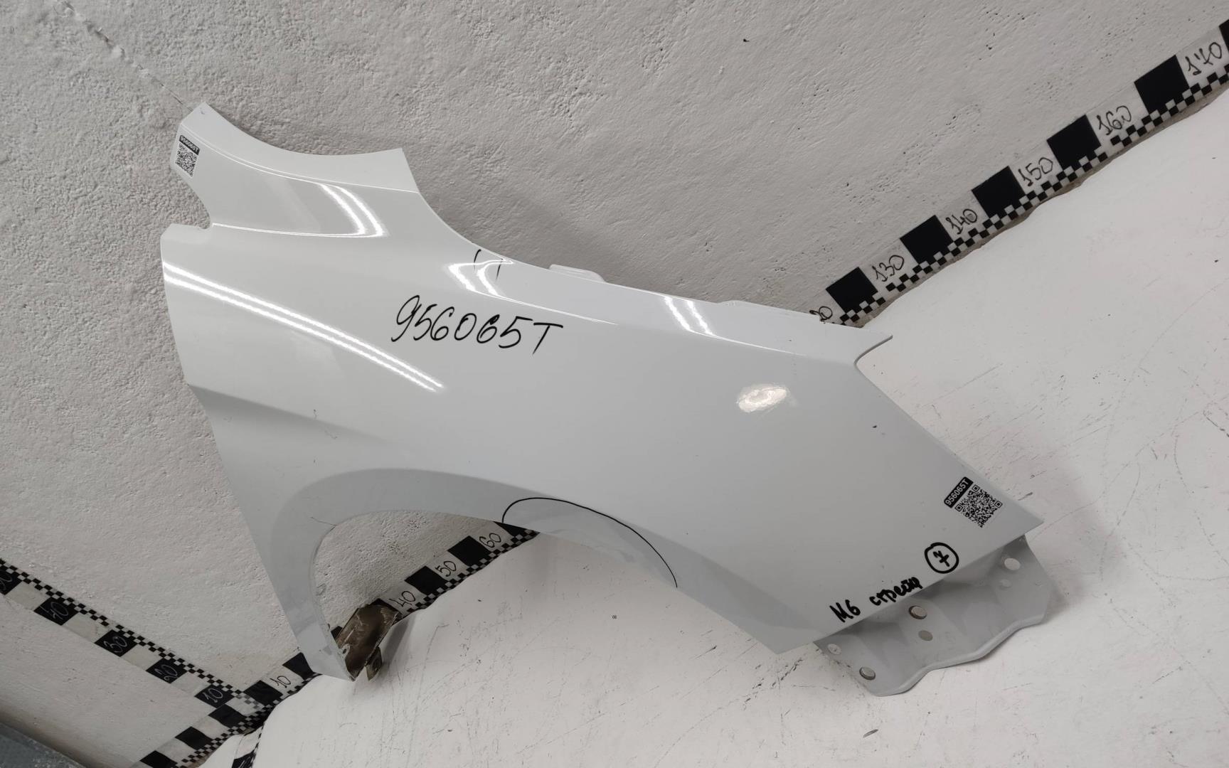 Крыло переднее правое