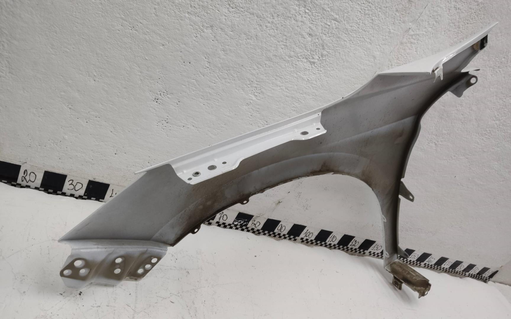 Крыло переднее правое