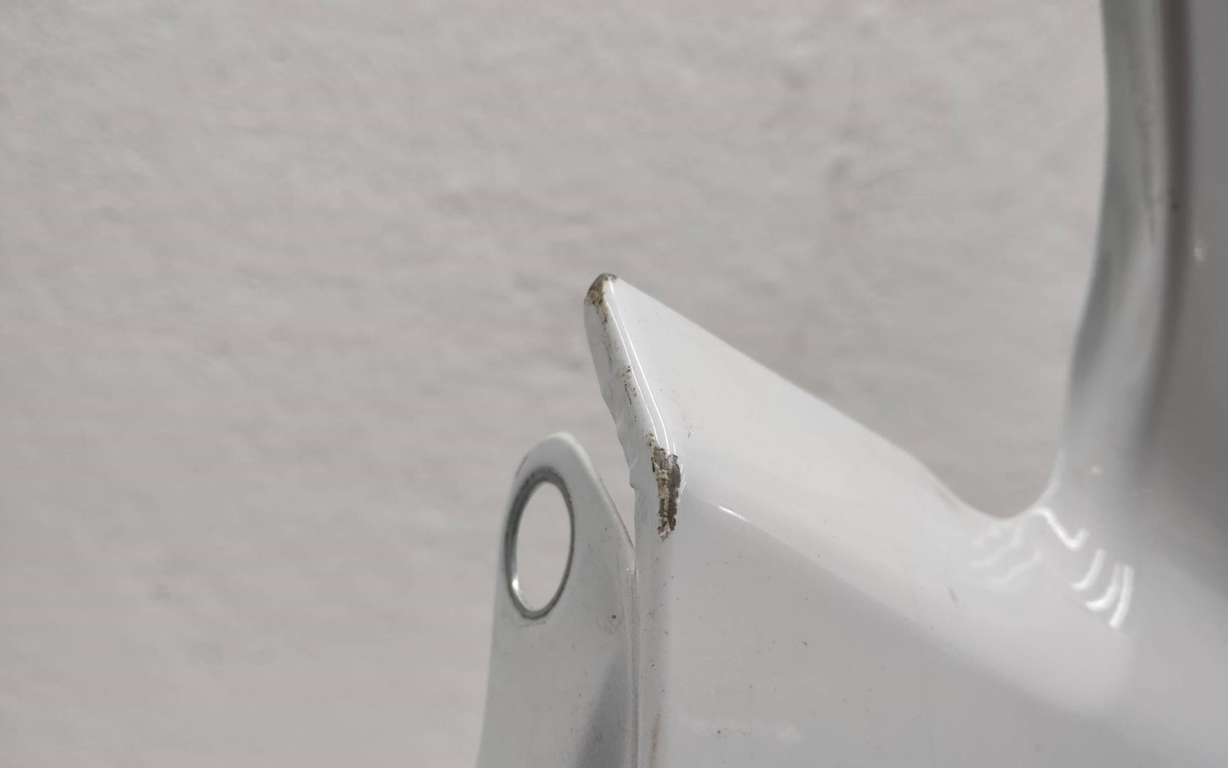 Крыло переднее правое