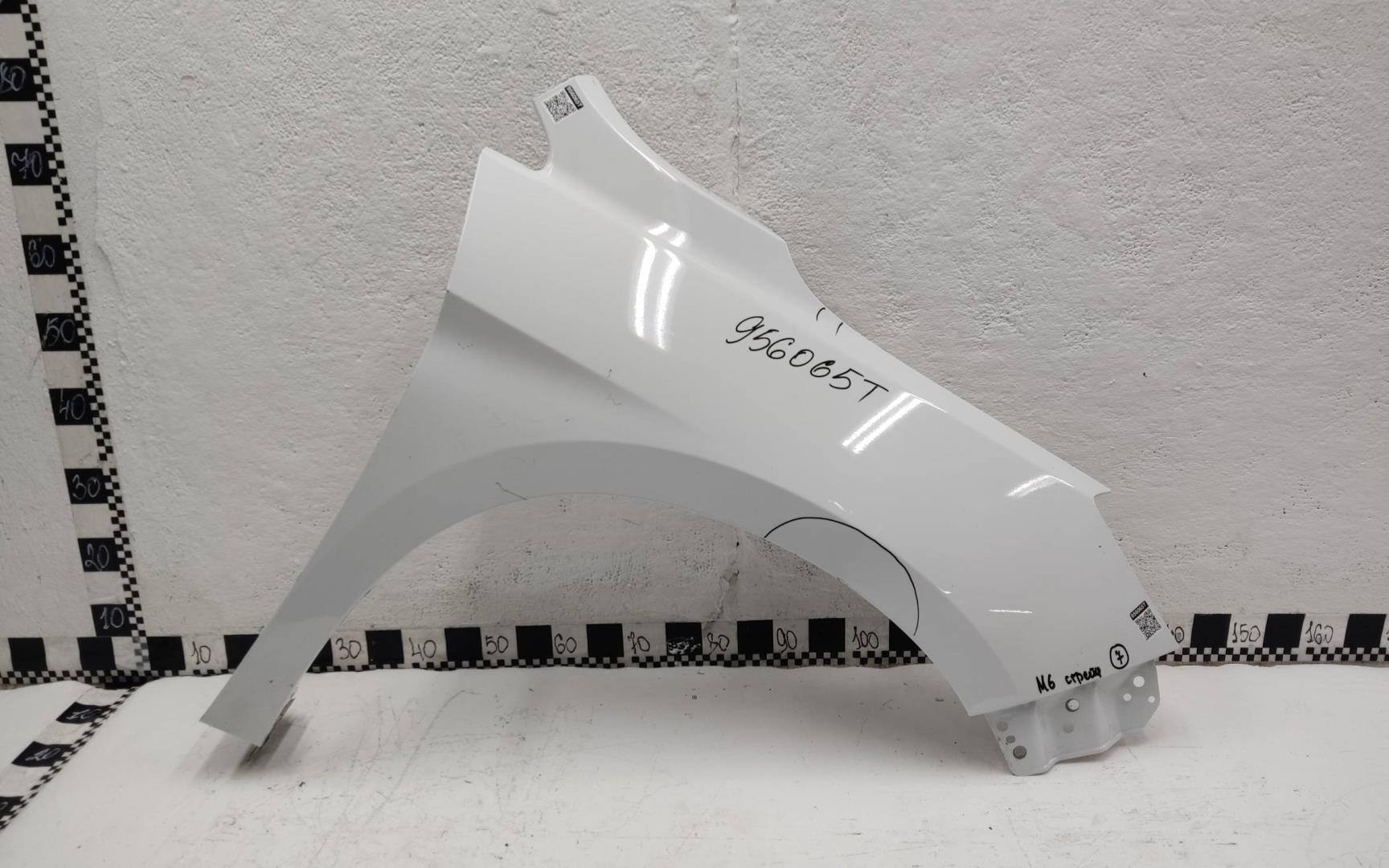 Крыло переднее правое