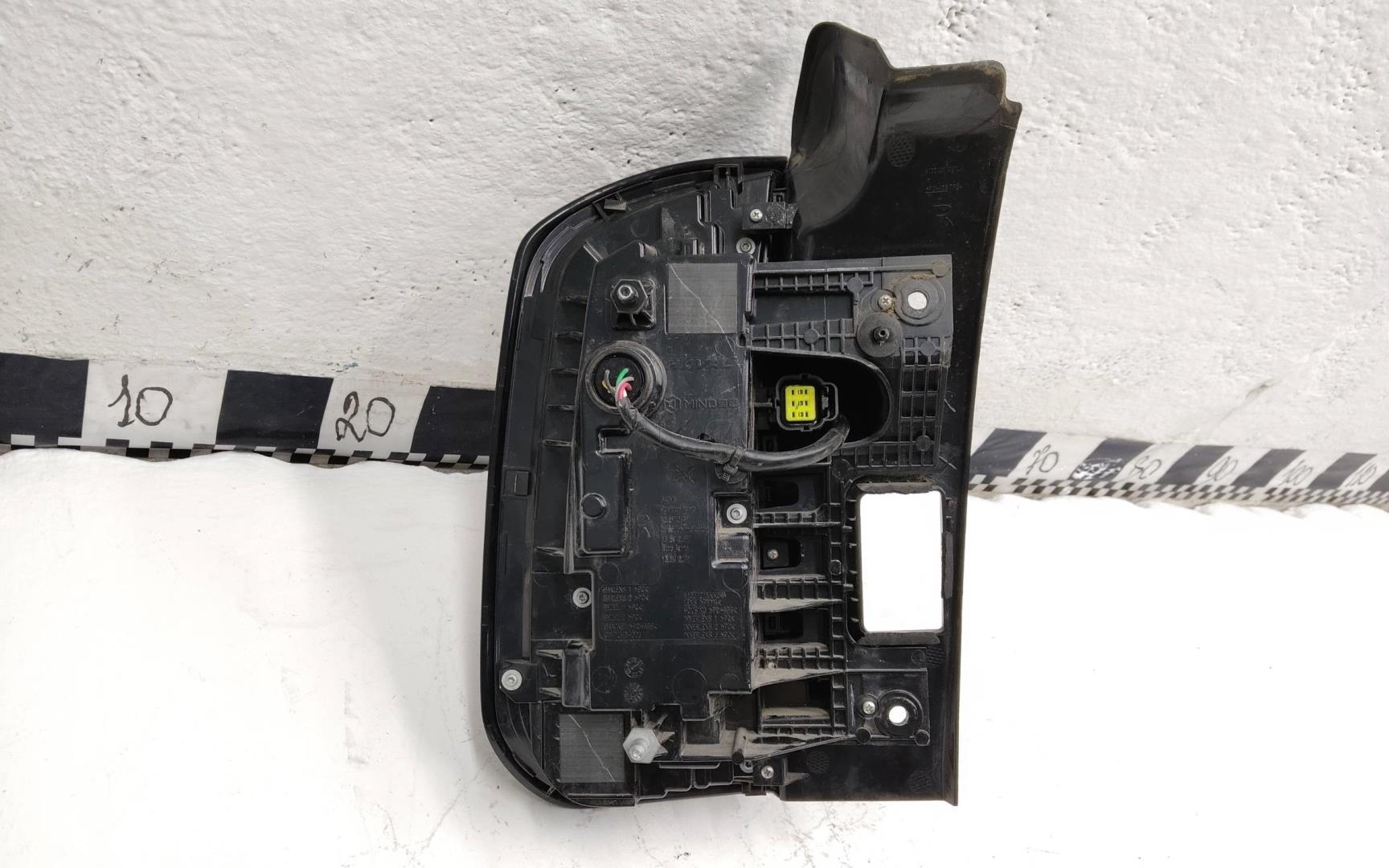 Фонарь задний наружный правый