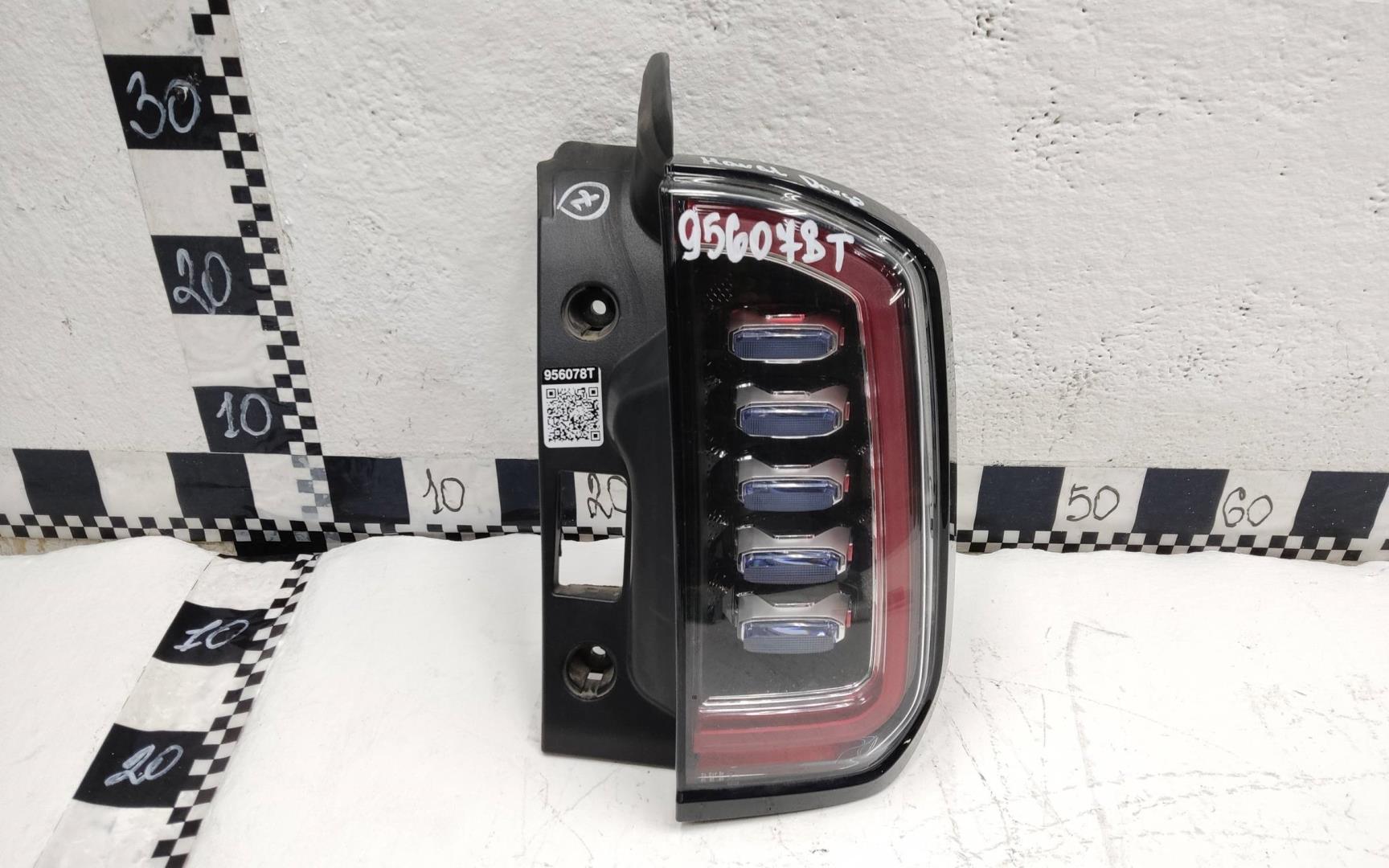 Фонарь задний наружный правый