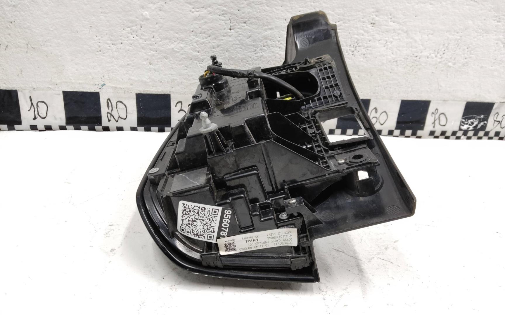 Фонарь задний наружный правый