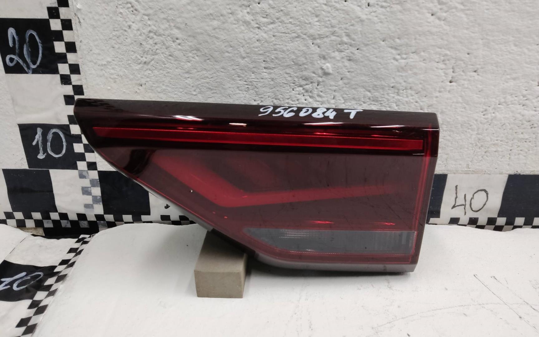 Фонарь задний внутренний правый