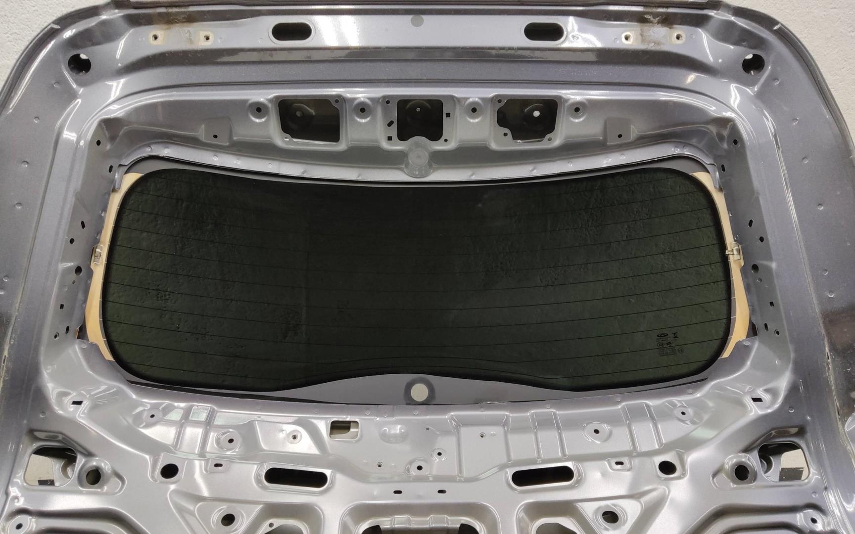 Стекло двери багажника