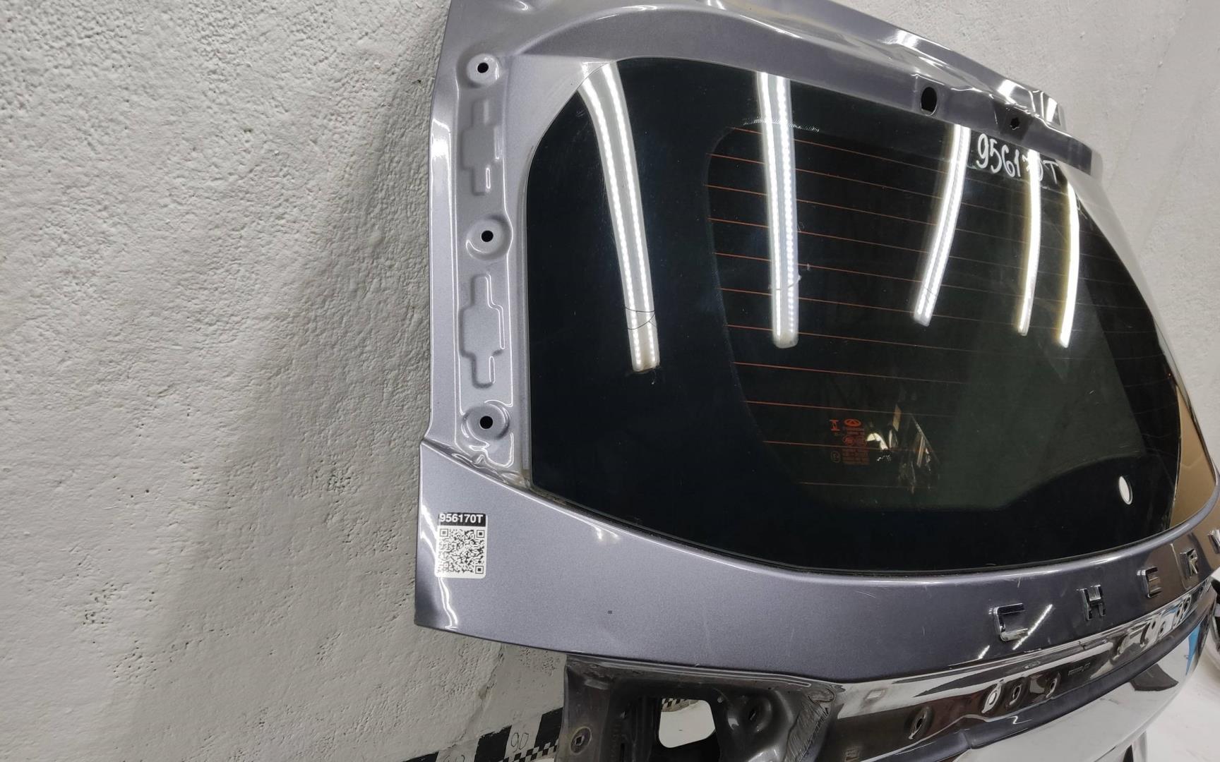 Стекло двери багажника