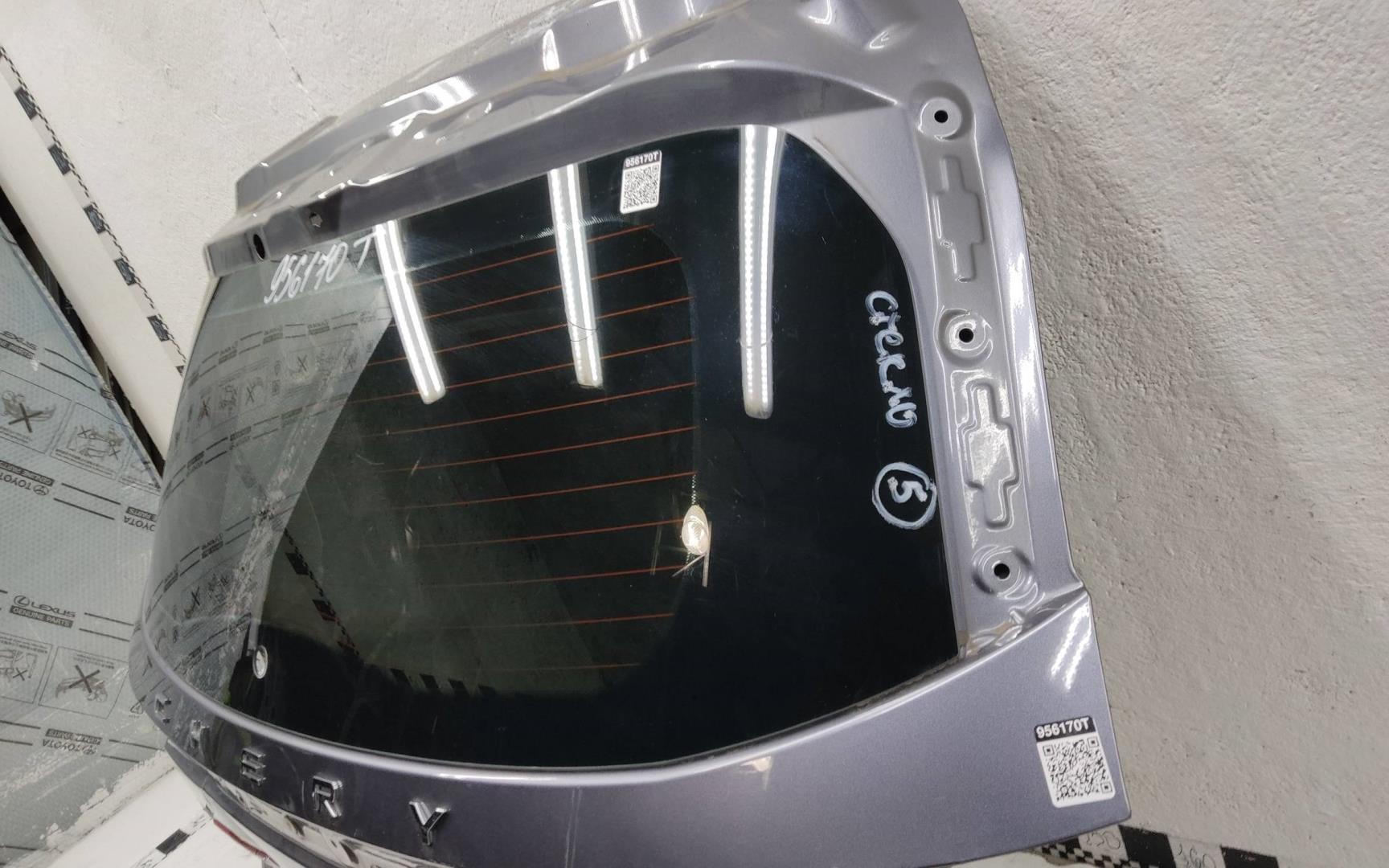 Стекло двери багажника