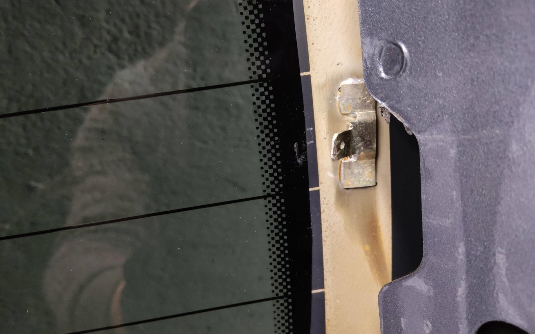 Стекло двери багажника