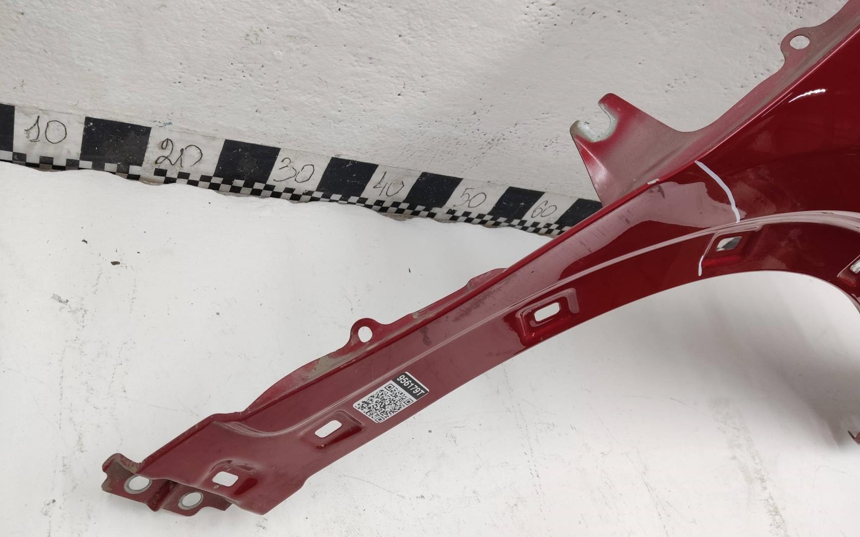 Крыло переднее правое