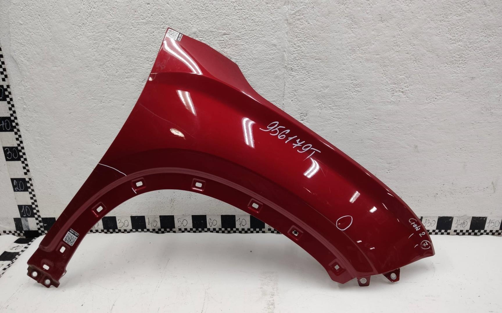 Крыло переднее правое