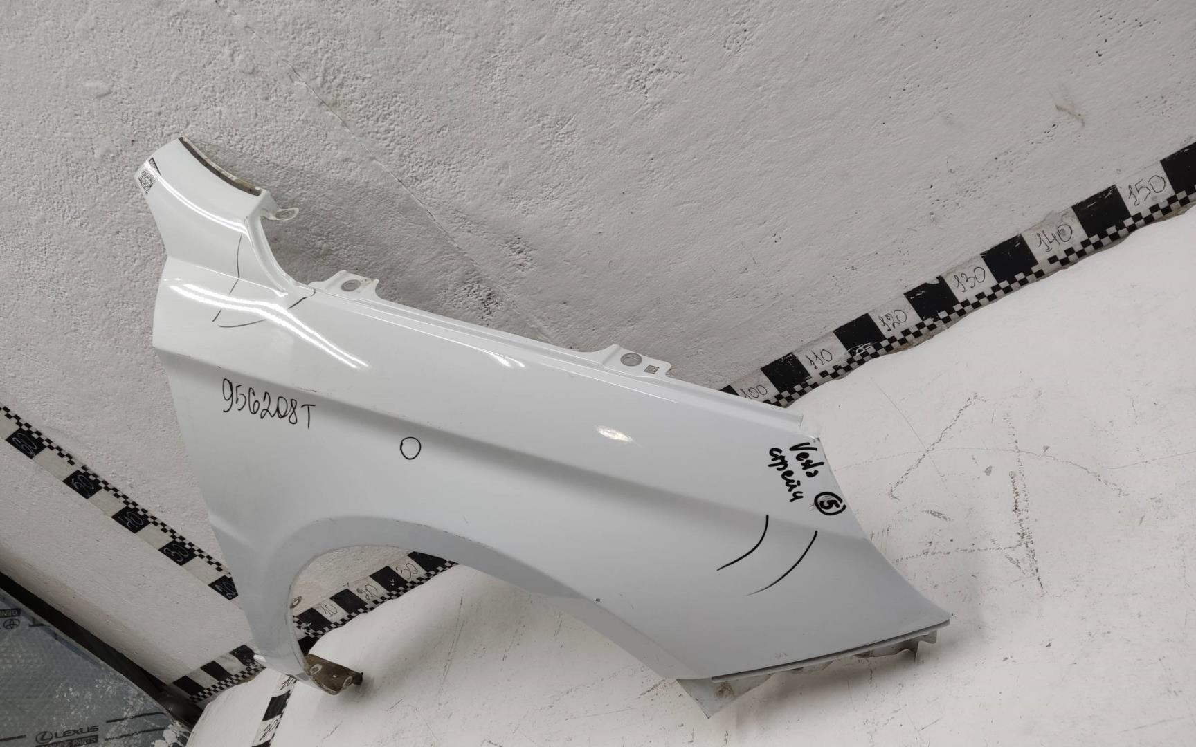 Крыло переднее правое