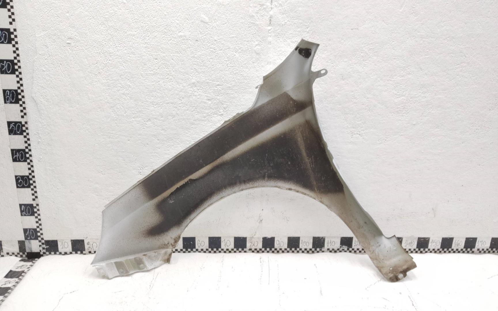 Крыло переднее правое