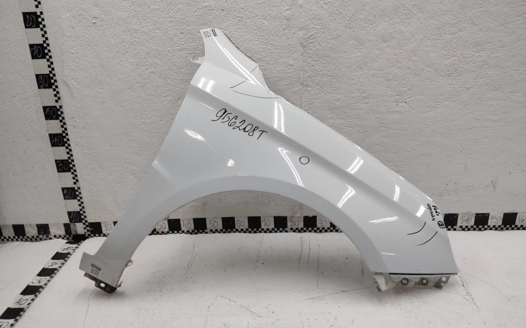 Крыло переднее правое