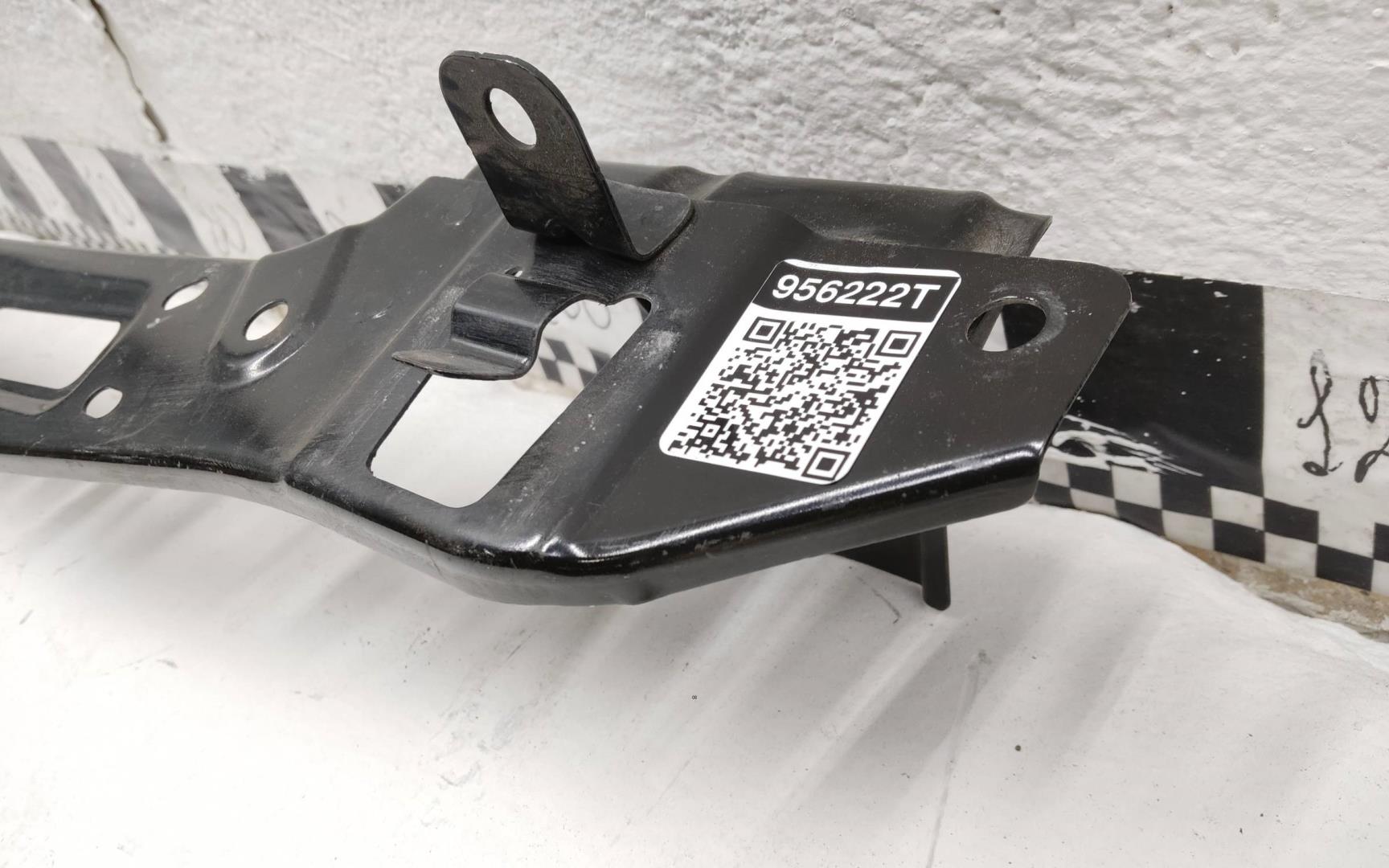 Кронштейн переднего бампера