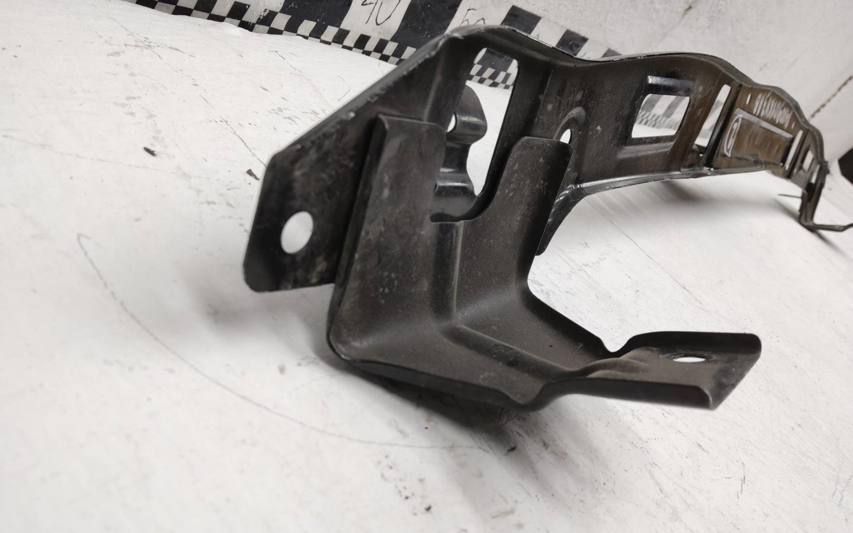 Кронштейн переднего бампера