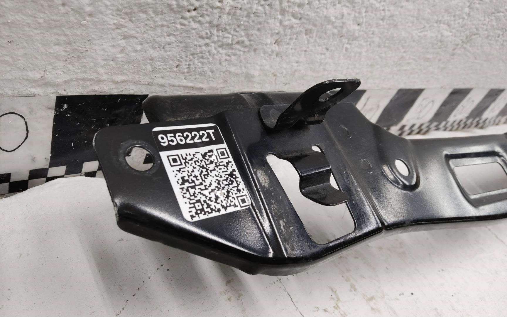 Кронштейн переднего бампера