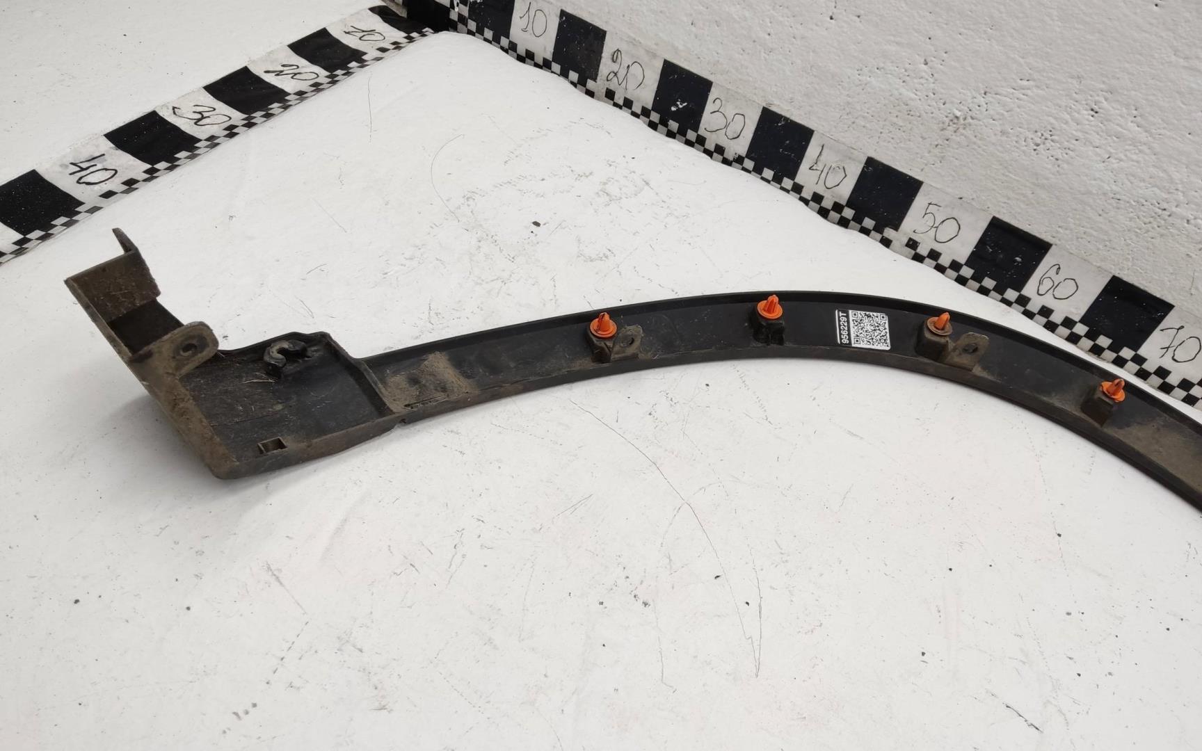 Накладка переднего крыла левого