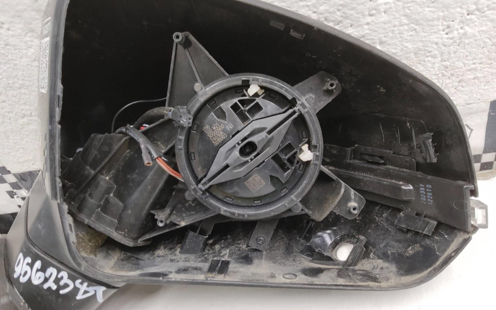 Зеркало правое электрическое