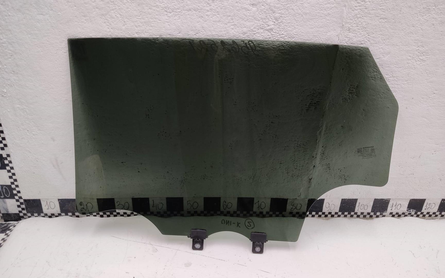 Стекло двери задней правой