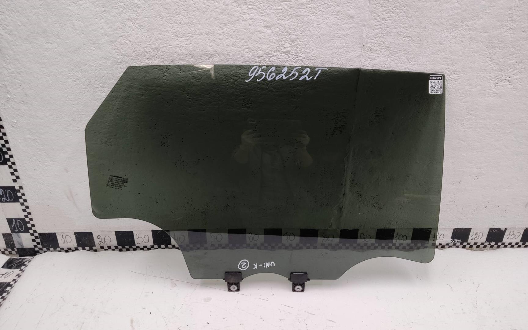 Стекло двери задней правой