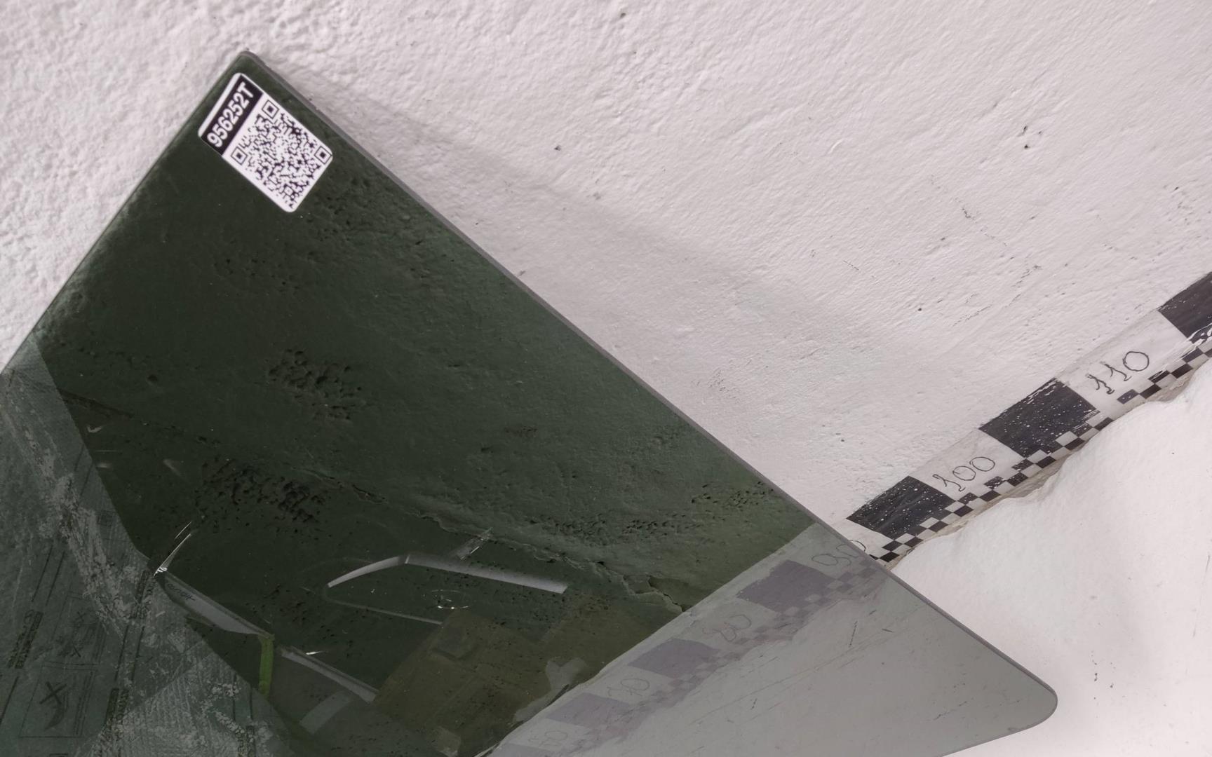 Стекло двери задней правой