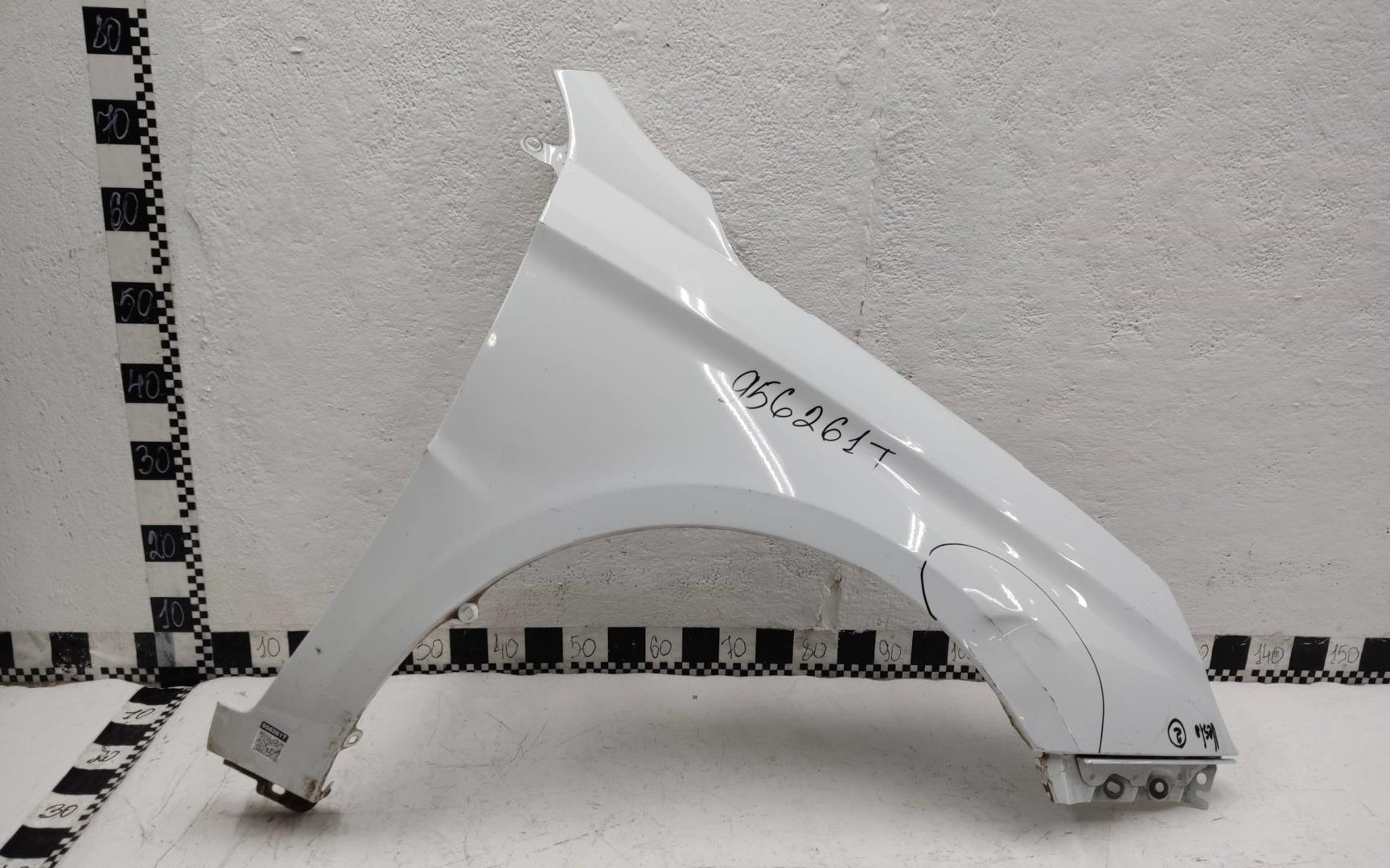 Крыло переднее правое