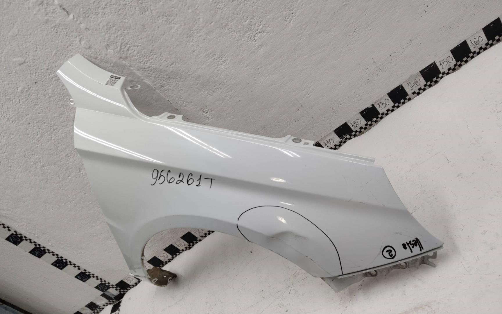 Крыло переднее правое