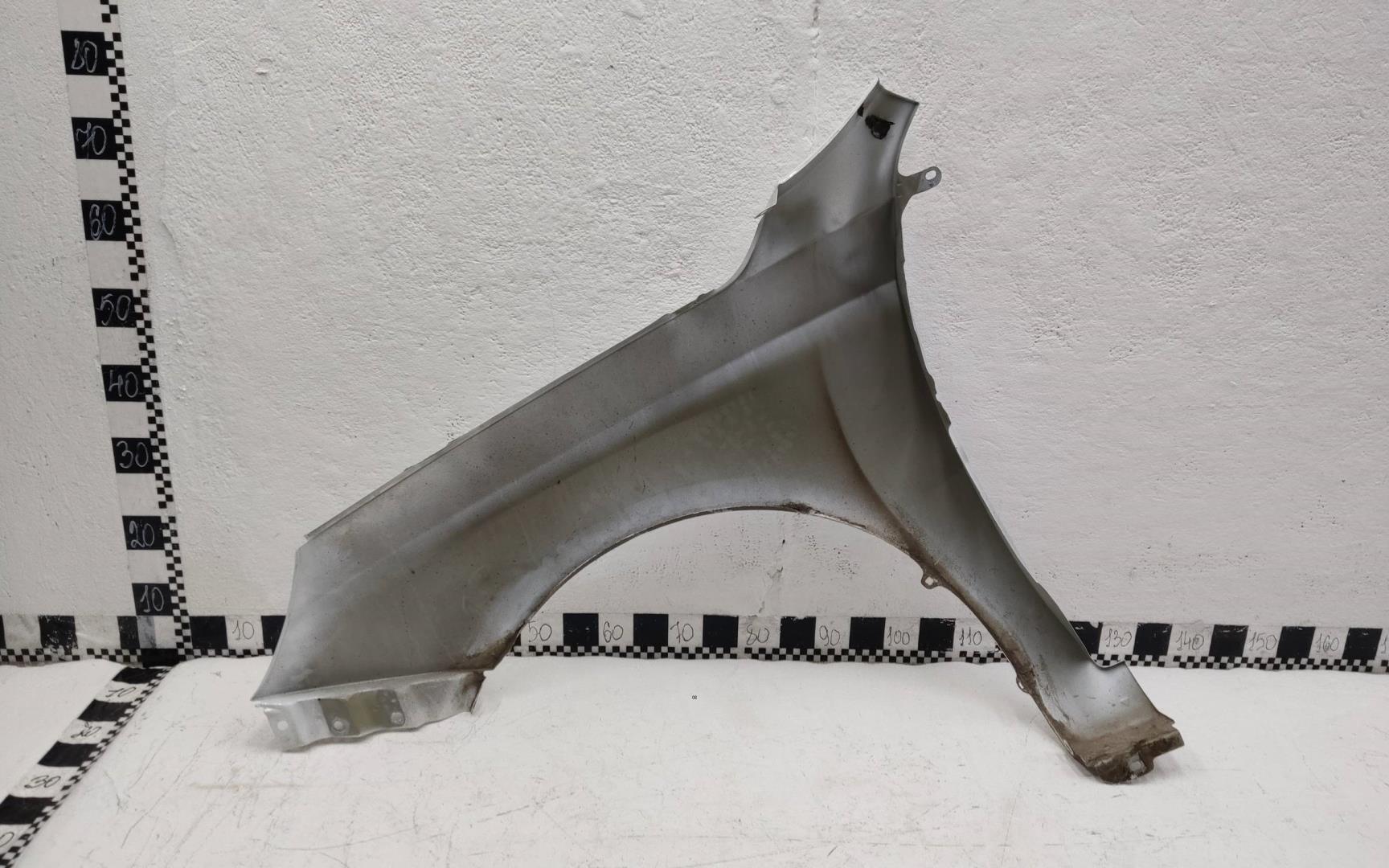 Крыло переднее правое