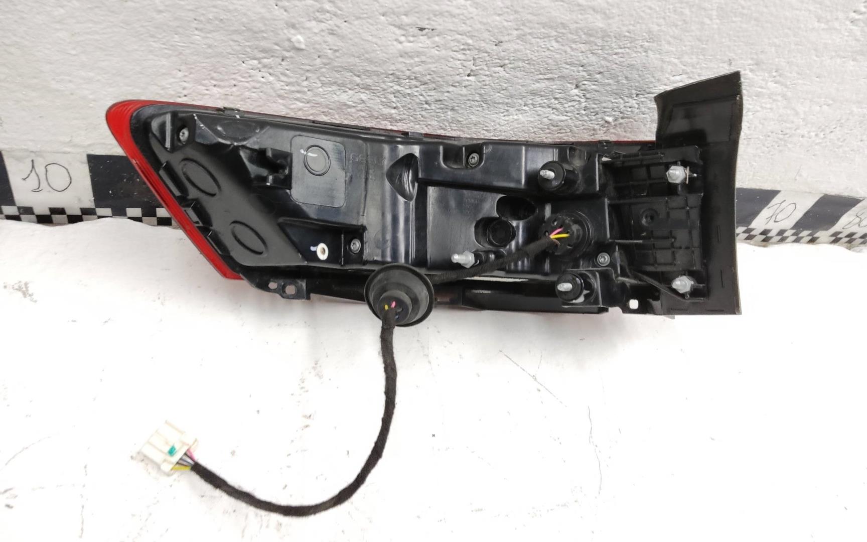 Фонарь задний наружный правый