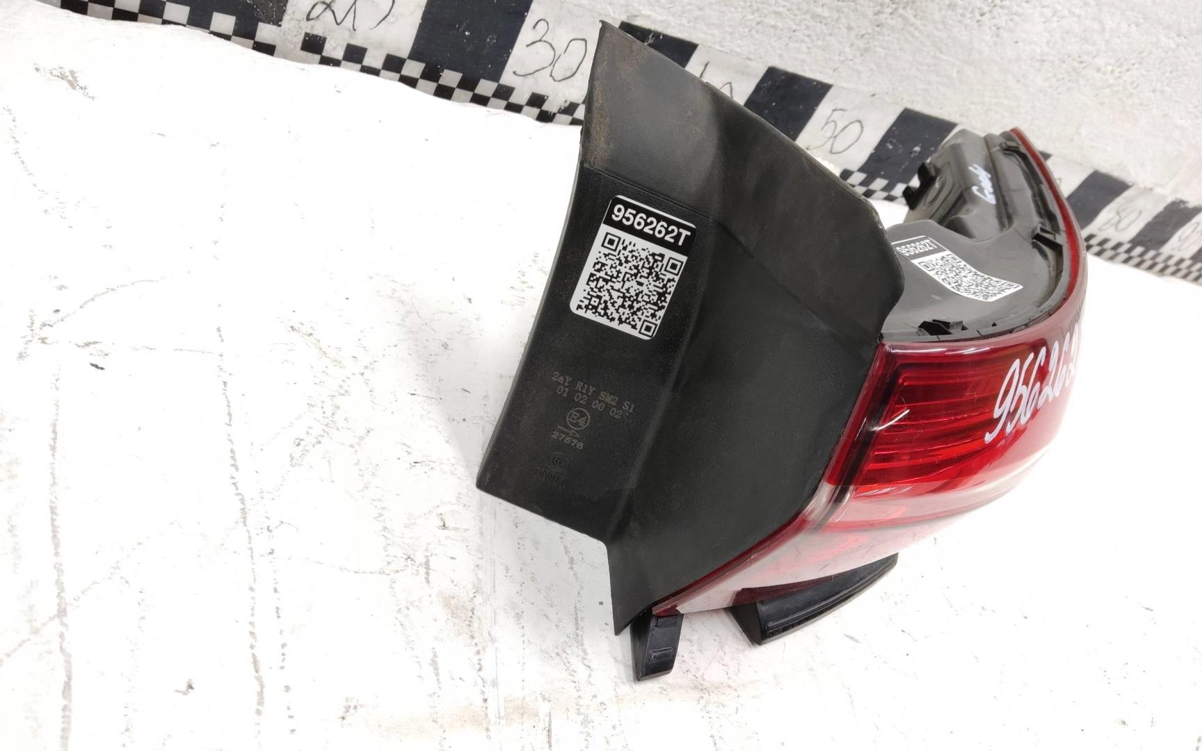 Фонарь задний наружный правый