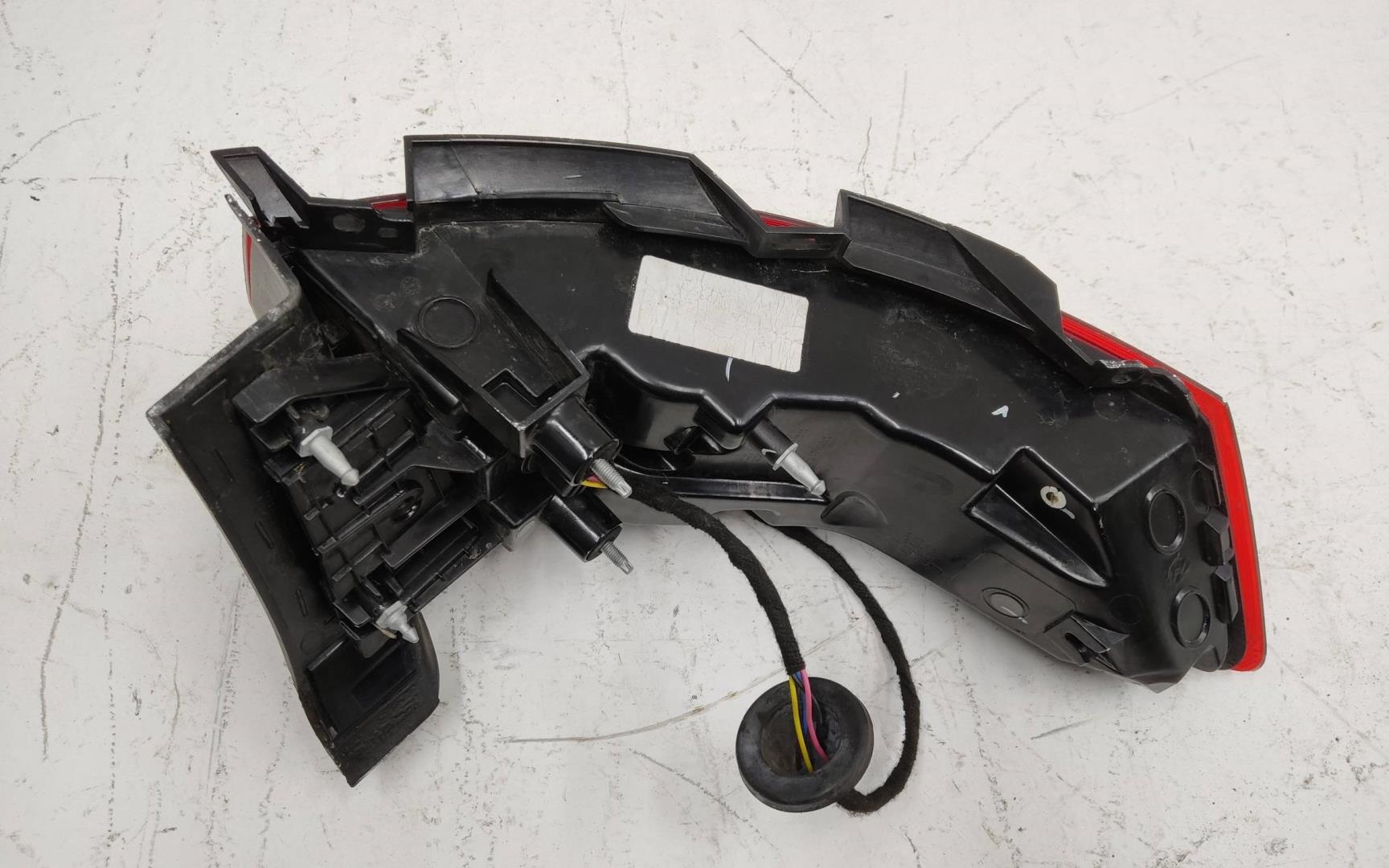 Фонарь задний наружный правый