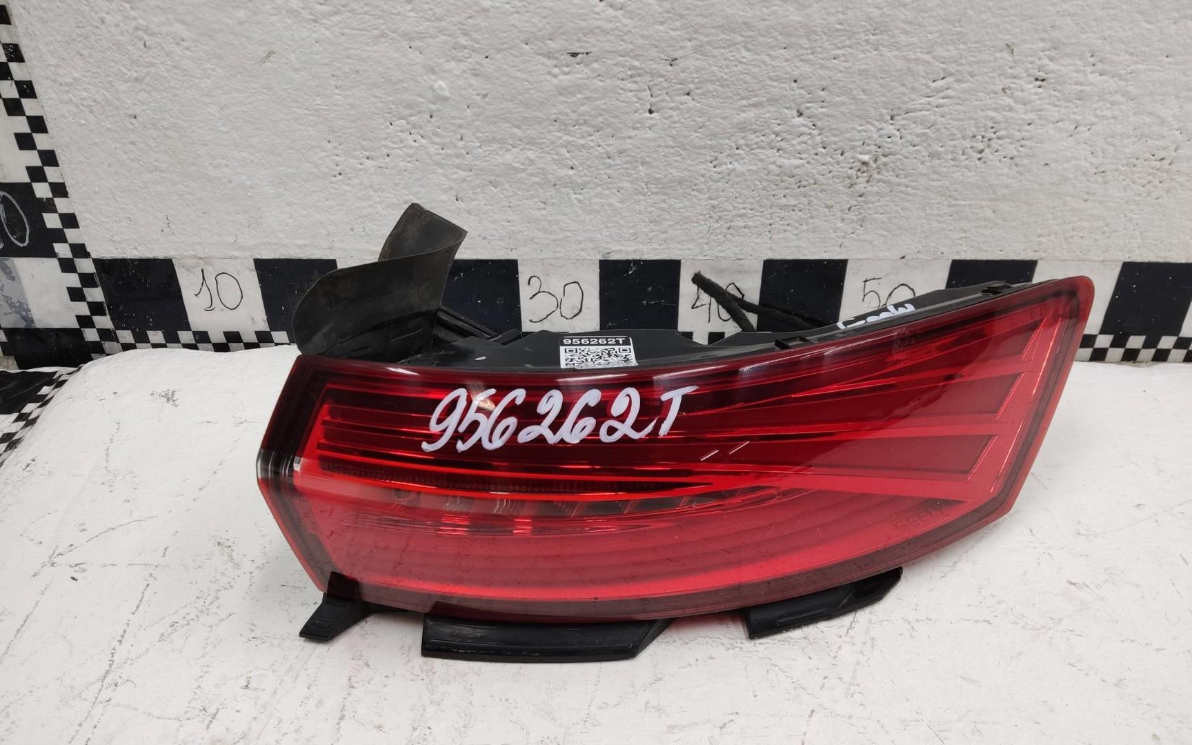 Фонарь задний наружный правый