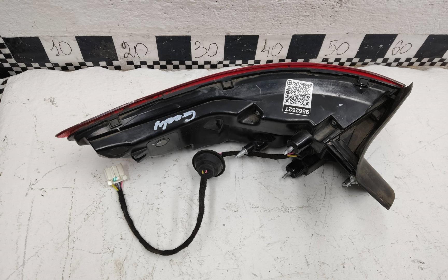 Фонарь задний наружный правый