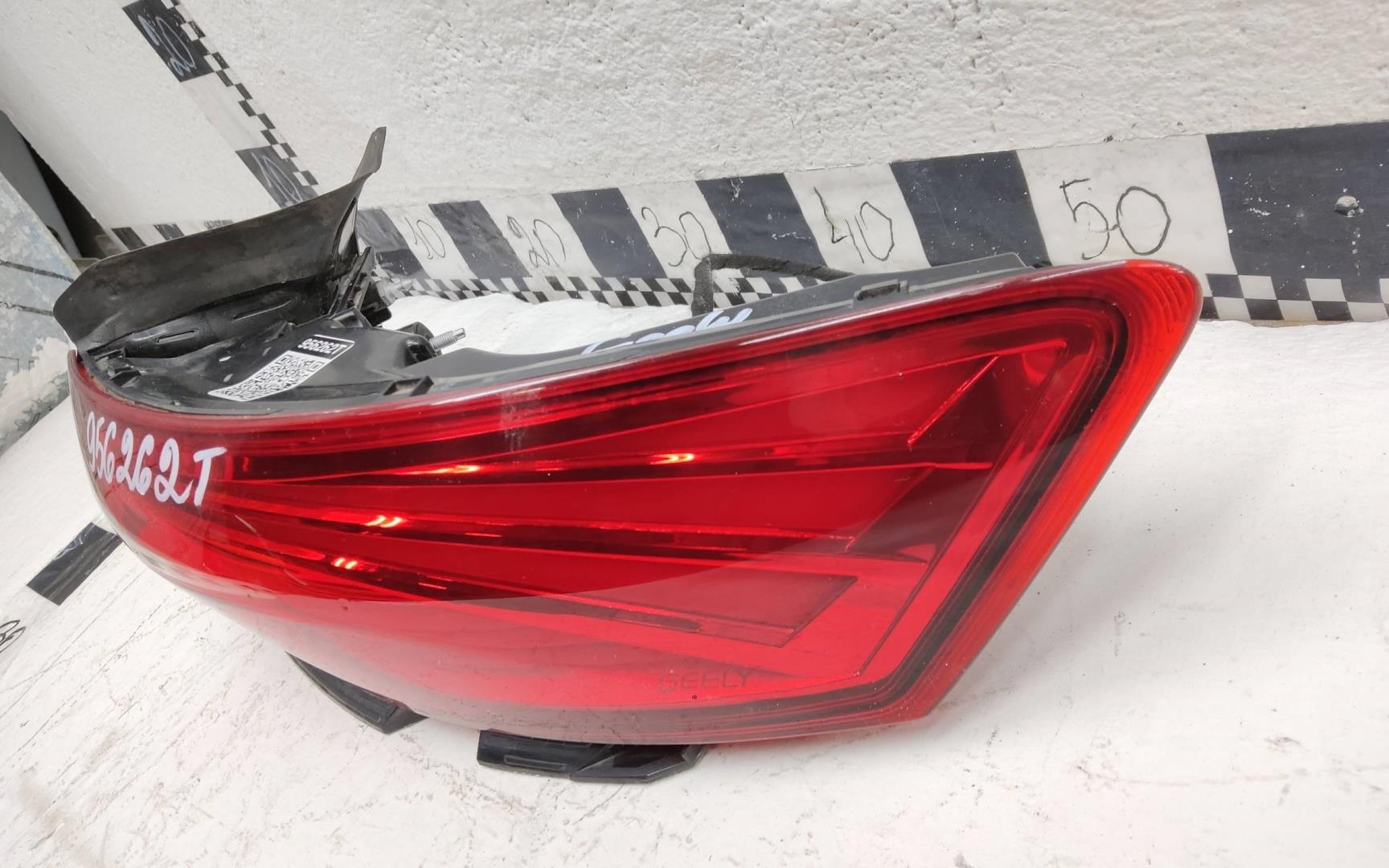 Фонарь задний наружный правый