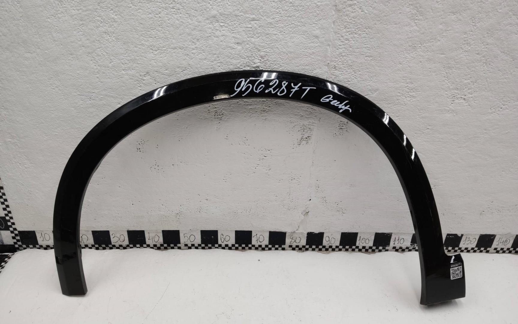 Накладка крыла переднего левого